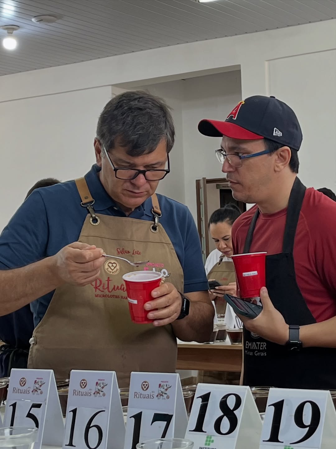  Último dia de concurso os provadores entram em cena.É nesse momento que cada xícara revela su