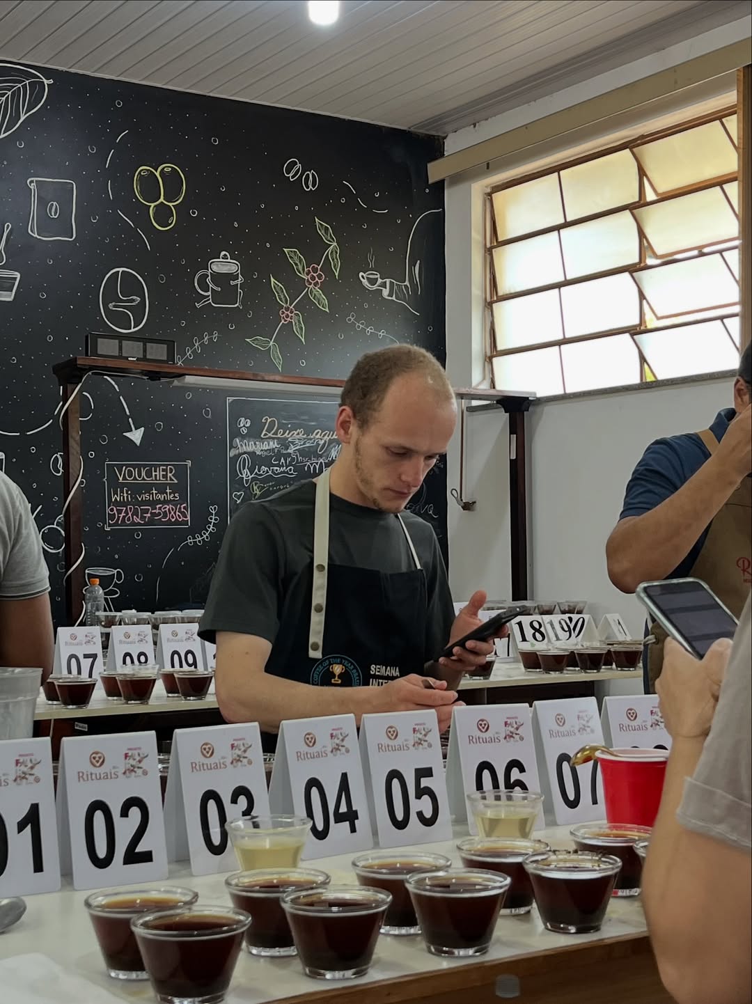  Último dia de concurso os provadores entram em cena.É nesse momento que cada xícara revela su 7